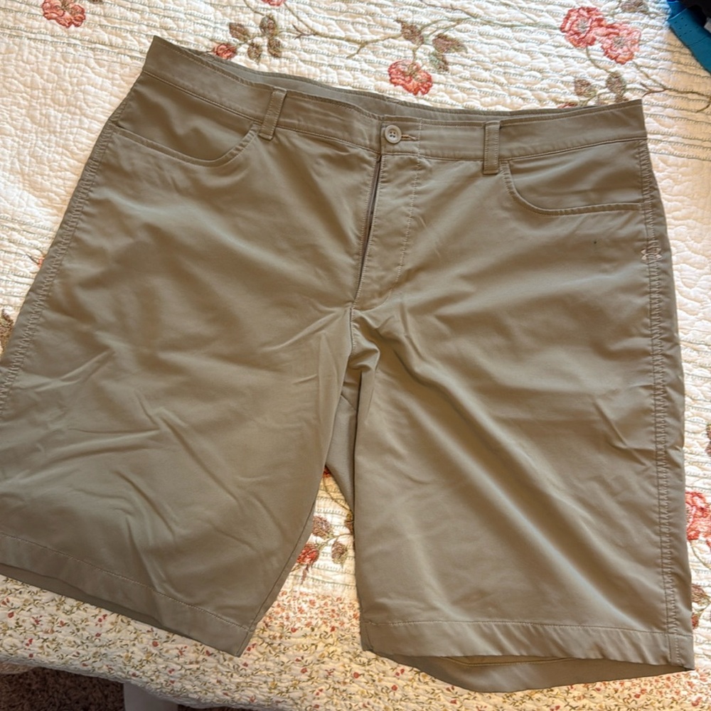 Men’s Under ARMOUR Size 40 khaki, athletic shorts